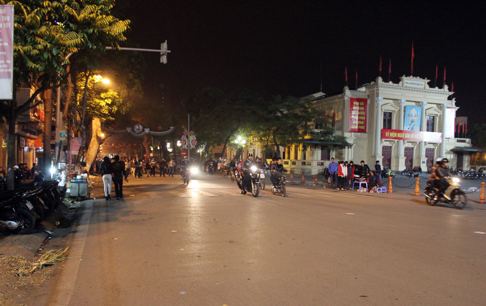 Phố Ho&agrave;ng Văn Thụ - nơi dẫn v&agrave;o Nh&agrave; thờ lớn đ&atilde; kh&ocirc;ng phải cấm đường như mọi năm (chụp l&uacute;c 23 giờ 30)