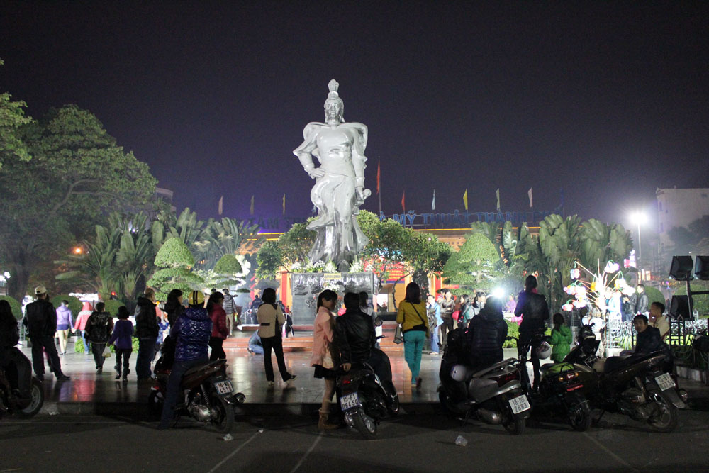 Thay v&igrave; v&agrave;o nh&agrave; thờ, nhiều thanh ni&ecirc;n ra tượng đ&agrave;i nữ tướng L&ecirc; Ch&acirc;n