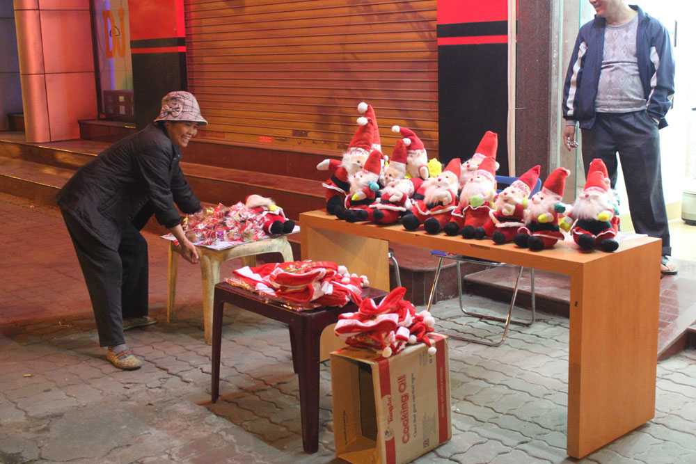 Một sạp b&aacute;n mũ v&agrave; &ocirc;ng gi&agrave; Noel rất nắng kh&aacute;ch