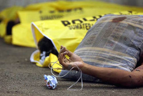 Thi thể c&aacute;c nạn nh&acirc;n s&oacute;ng thần được đặt tr&ecirc;n vỉa h&egrave;, b&ecirc;n ngo&agrave;i bệnh viện tỉnh Aceh Indonesia