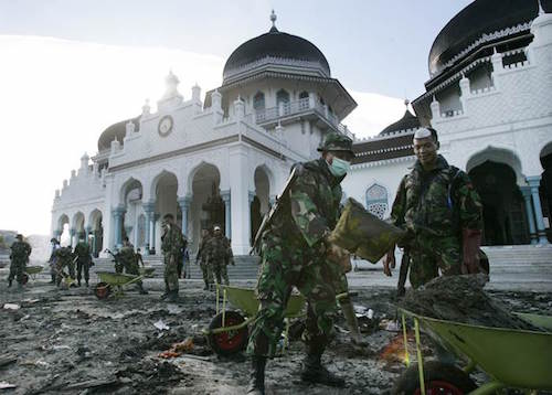 Binh sỹ làm công tác dọn dẹp bên ngoài nhà thờ Hồi giáo Baiturrahman, ở Banda Aceh, Indonesia