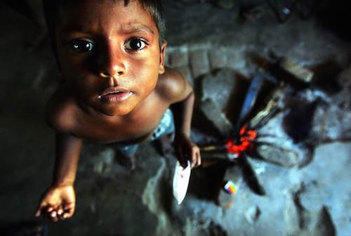 Cậu b&eacute; Idusan, 9 tuổi, người Srilanka trong một trại tị nạn d&agrave;nh cho những nạn nh&acirc;n s&oacute;ng thần