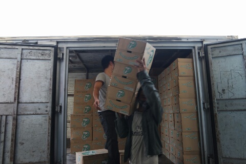 Bốc h&agrave;ng l&ecirc;n t&agrave;u tại ga Gi&aacute;p B&aacute;t, H&agrave; Nội