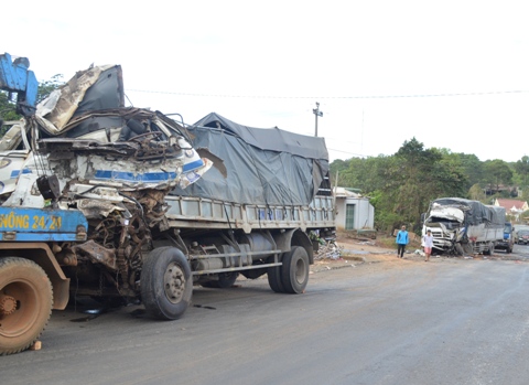 Hai đầu xe tải dập n&aacute;t do va chạm mạnh