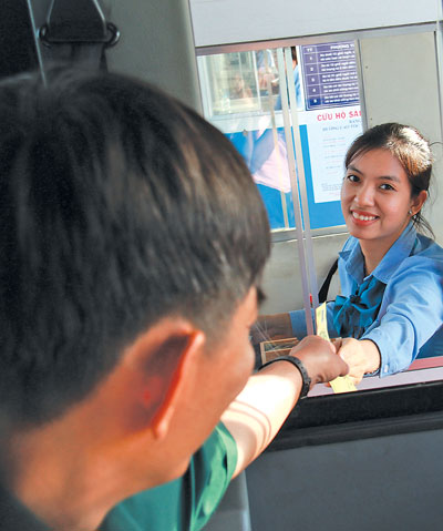 Nh&acirc;n vi&ecirc;n b&aacute;n v&eacute; Trạm thu ph&iacute; TP HCM - Long Th&agrave;nh lu&ocirc;n nở nụ cười với &ldquo;thượng đế&rdquo;.