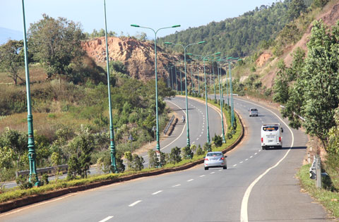 Đường &ldquo;xẻ n&uacute;i&ldquo; tr&ecirc;n QL20 chuẩn bị vượt đ&egrave;o Prenn v&agrave;o TP Đ&agrave; Lạt, tỉnh L&acirc;m Đồng