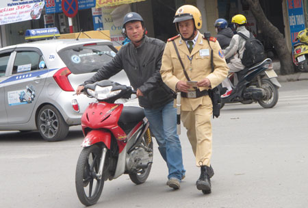 Kh&aacute; nhiều người bất ngờ khi được CSGT y&ecirc;u cầu kiểm tra nồng độ cồn 