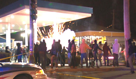 Cảnh s&aacute;t cho biết c&oacute; một số vụ nổ tại hiện trường vụ biểu t&igrave;nh