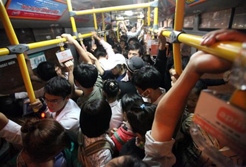 Ph&oacute; Gi&aacute;m đốc Sở GTVT H&agrave; Nội cho biết, việc nghi&ecirc;n cứu xe bus d&agrave;nh ri&ecirc;ng cho phụ nữ mới chỉ trong qu&aacute; tr&igrave;nh khảo s&aacute;t, đ&aacute;nh gi&aacute;