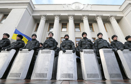 Cảnh s&aacute;t chống bạo động được triển khai trước cửa t&ograve;a nh&agrave; Quốc hội Ukraine