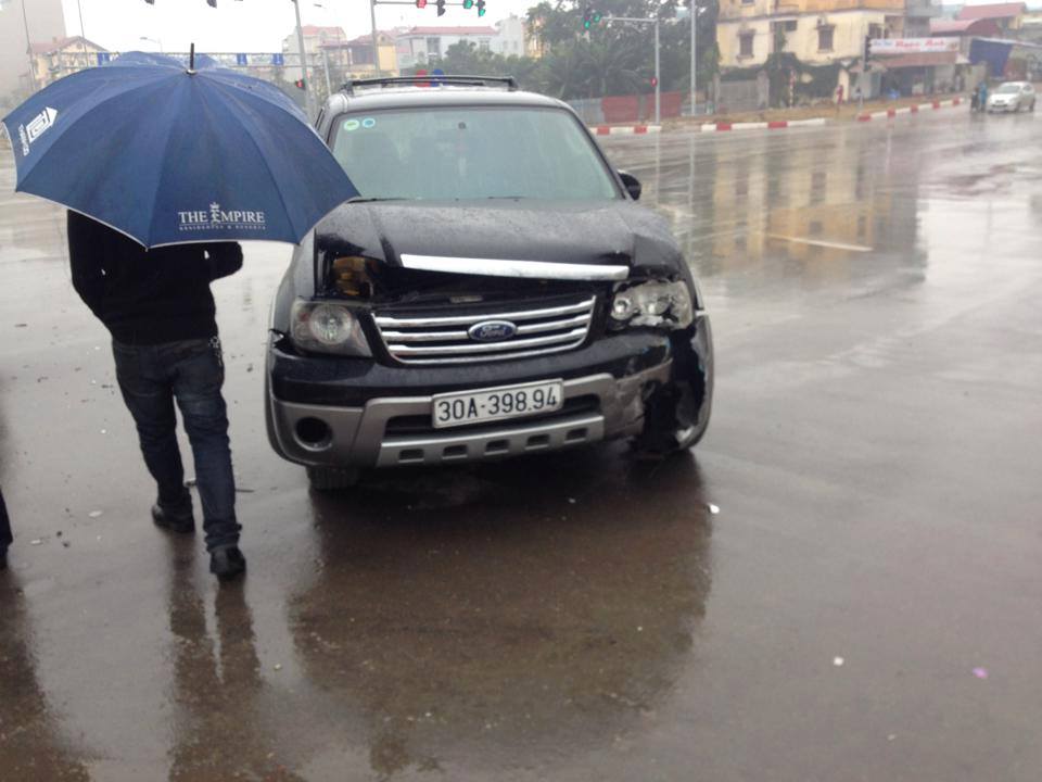 Phần đầu chiếc xe Ford bị m&oacute;p m&eacute;o