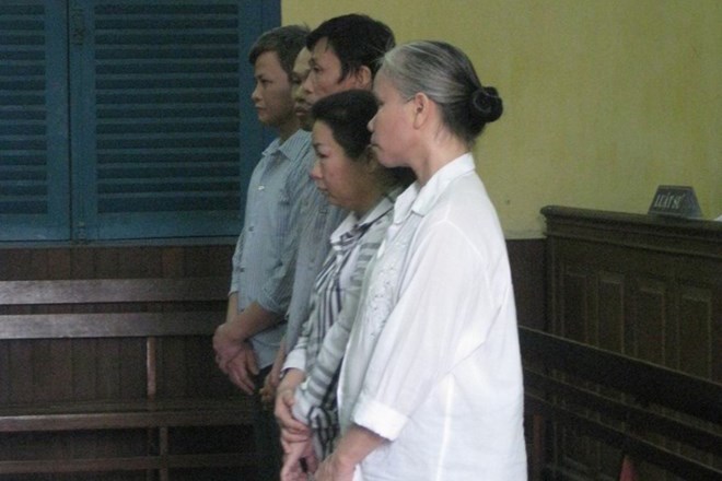 Với các tội danh HĐXX đã tuyên phạt tổng cộng 60 năm tù cho 5 kẻ tham gia đường dây buôn bán trẻ em lớn nhất TP.HCM (Ảnh: công lý)