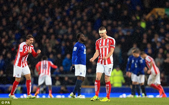 Cầu thủ Stoke City ăn mừng b&agrave;n thắng của Krkic