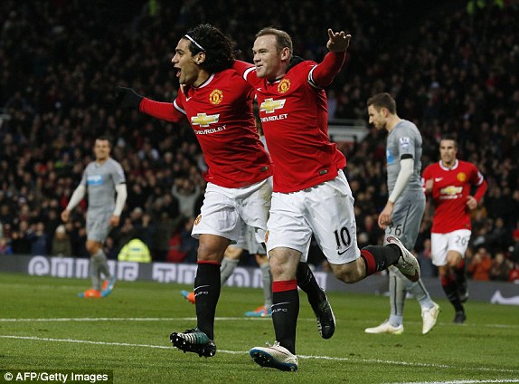 Rooney lập c&uacute; đ&uacute;p trong hiệp 1 gi&uacute;p M.U dẫn trước Newcastle 2-0