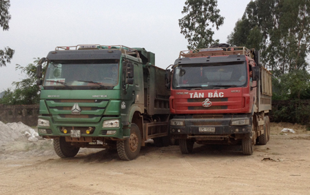 2 xe Howo cơi th&ugrave;ng vừa bị lực lượng chức năng Nghệ An ph&aacute;t hiện, tạm giữ