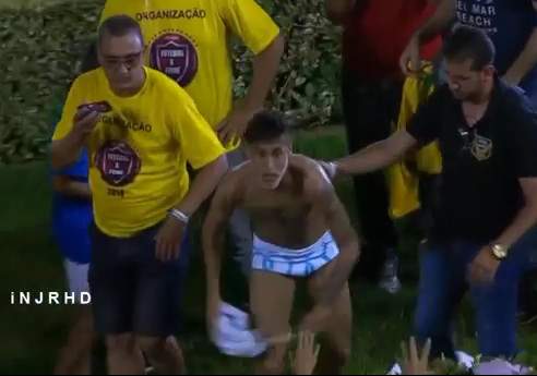 Neymar lột quần &aacute;o tặng fan