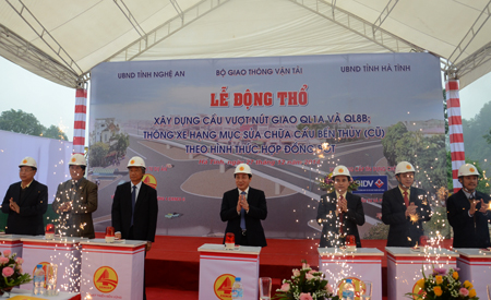 C&aacute;c đại biểu tiến h&agrave;nh nghi thức bấm n&uacute;t động thổ
