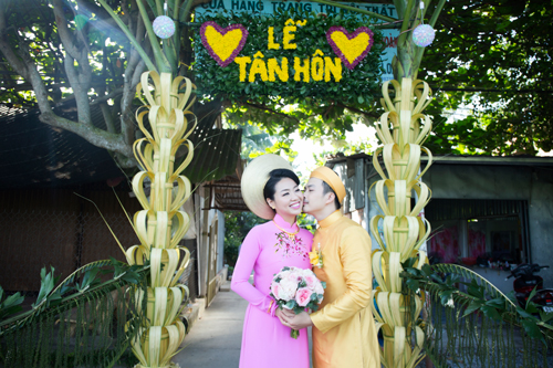 Cả hai về qu&ecirc; nh&agrave; ch&uacute; rể l&agrave;m lễ cưới