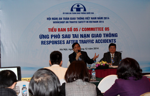 TS Lương Ngọc Khu&ecirc;, Cục trưởng Cục Kh&aacute;m chữa bệnh (Bộ Y tế) chủ tr&igrave; cuộc thảo luận 