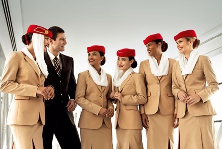 Emirates l&agrave; một h&atilde;ng h&agrave;ng kh&ocirc;ng c&oacute; trụ sở tại Dubai, C&aacute;c Tiểu vương quốc Ả rập Thống nhất. Đ&acirc;y l&agrave; một trong những h&atilde;ng h&agrave;ng kh&ocirc;ng sang trọng nhất thế giới. Trang phục nữ của h&atilde;ng trong nhiều năm liền li&ecirc;n tục được đ&aacute;nh gi&aacute; cao với m&agrave;u kem kết hợp đỏ sang trọng. Đặc biệt chiếc mũ c&oacute; mạng che l&agrave; n&eacute;t đặc biệt độc nhất kh&ocirc;ng thể lẫn được của Emirates .