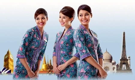 Những họa tiết tr&ecirc;n v&aacute;y &aacute;o dựa tr&ecirc;n trang phục truyền thống Sarong Kebaya của người Singapore. Với hoa văn v&agrave; m&agrave;u sắc trang nh&atilde;, li&ecirc;n tiếp nhiều năm liền, trang phục của h&atilde;ng thuộc Top ấn tượng nhất thế giới do nhiều tạp ch&iacute; du lịch b&igrave;nh chọn.