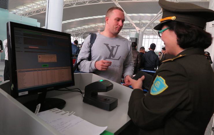 C&oacute; th&aacute;i độ l&agrave;m việc nghi&ecirc;m t&uacute;c, tr&aacute;ch nhiệm, cương quyết; tận t&igrave;nh hướng dẫn, giải th&iacute;ch cho h&agrave;nh kh&aacute;ch