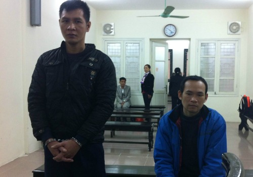 Trại (tr&aacute;i) v&agrave; Dưỡng trong khi nghe to&agrave; tuy&ecirc;n &aacute;n.