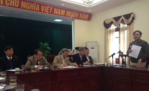 Chiều 27/12, Bộ Y tế v&agrave; c&aacute;c cơ quan li&ecirc;n quan đ&atilde; trao đổi về vụ ti&ecirc;m nhầm văcxin (Ảnh: VnExpress)