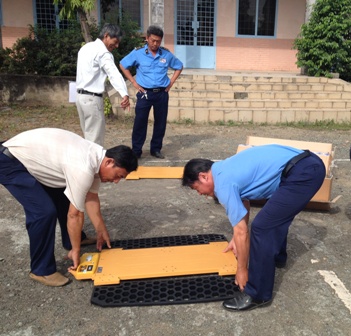 Thanh tra GTVT chuẩn bị c&acirc;n x&aacute;ch tay do Tổng cục ĐBVN cung cấp để tiến h&agrave;nh c&acirc;n xe qu&aacute; tải QL1K ng&agrave;y 5/1/2015