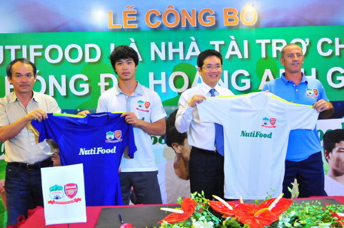 Bầu Đức, HLV Greachen v&agrave; C&ocirc;ng Phượng trong buổi họp b&aacute;o c&ocirc;ng bố nh&agrave; t&agrave;i trợ