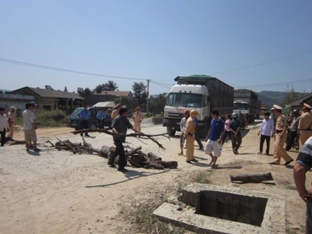 Bức x&uacute;c v&igrave; đơn vị thi c&ocirc;ng QL24 kh&ocirc;ng tưới nước n&ecirc;n bụi m&ugrave; mịt, từ 8h s&aacute;ng 18/2, người d&acirc;n th&ocirc;n Vạn L&yacute;, x&atilde; Phổ Phong, huyện Đức Phổ đ&atilde; đem c&acirc;y, gỗ l&agrave;m chướng ngại vật chặn xe tại lưu th&ocirc;ng tại đoạn Km 6 QL24, g&acirc;y &aacute;ch t&aacute;c giao th&ocirc;ng nhiều giờ liền.