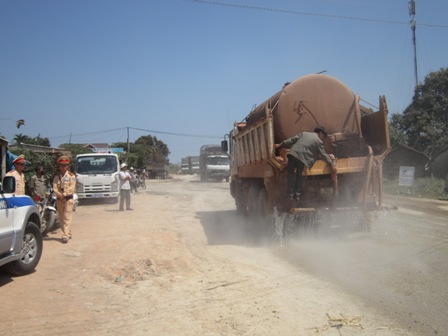 Tưới nước giảm bụi sau khi người d&acirc;n chặn xe