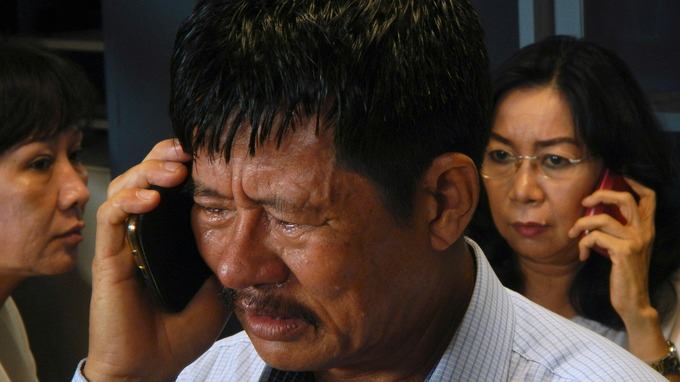 Th&acirc;n nh&acirc;n h&agrave;nh kh&aacute;ch mất t&iacute;ch tại s&acirc;n bay Juanda li&ecirc;n tục gọi điện để cập nhật th&ocirc;ng tin mới cho người th&acirc;n