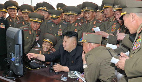 Nh&agrave; l&atilde;nh đạo Triều Ti&ecirc;n Kim Jong Un c&ugrave;ng c&aacute;c sĩ quan qu&acirc;n đội ngồi trước m&agrave;n h&igrave;nh m&aacute;y t&iacute;nh 