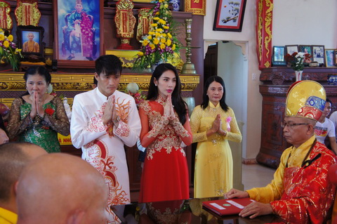 Mẹ C&ocirc;ng Vinh trao cho con d&acirc;u to&agrave;n bộ số v&agrave;ng tiết kiệm l&agrave;m kỷ niệm