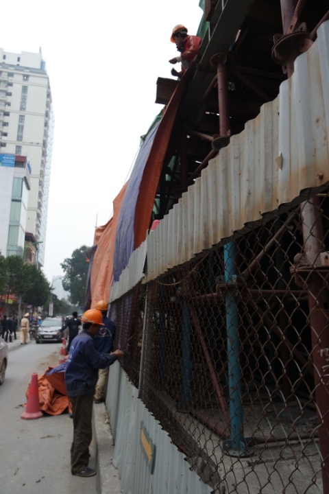 Đơn vị thi c&ocirc;ng đang tiến h&agrave;nh giải tỏa hiện trường vụ sụt x&agrave; mũ