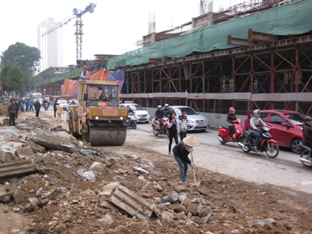 M&aacute;y m&oacute;c thiết bị nhanh ch&oacute;ng được huy động để thi c&ocirc;ng mở rộng lề đường, đảm bảo giao th&ocirc;ng