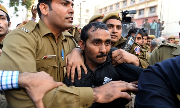 T&agrave;i xế taxi trong vụ h&atilde;m hiếp tại NewDelhi bị cảnh s&aacute;t bắt giữ