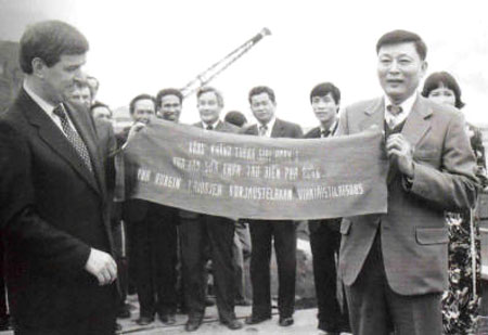 Bộ trưởng GTVT Đồng Sĩ Nguy&ecirc;n v&agrave; đại diện Ch&iacute;nh phủ Phần Lan l&agrave;m lễ b&agrave;n giao giai đoạn 1 x&acirc;y dựng Nh&agrave; m&aacute;y Sửa chữa t&agrave;u biển Ph&agrave; Rừng (1984) Ảnh: Tư liệu