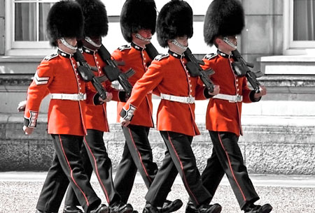 L&iacute;nh g&aacute;c tại dinh thự Ho&agrave;ng gia Vương quốc Anh