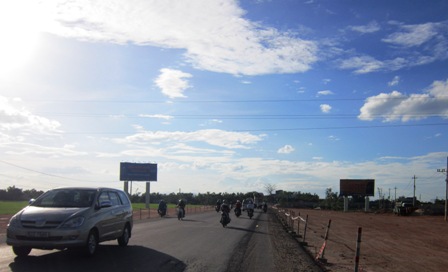 Chủ tịch UBND tỉnh Quảng Ngãi vừa có văn bản y&ecirc;u c&acirc;̀u thực hi&ecirc;̣n chỉ đạo của B&ocirc;̣ GTVT v&ecirc;̀ vi&ecirc;̣c quy hoạch và c&acirc;́p phép thực hi&ecirc;̣n đ&acirc;̀u tư x&acirc;y dựng bi&ecirc;̉n quảng cáo dọc tuy&ecirc;́n đường cao t&ocirc;́c 