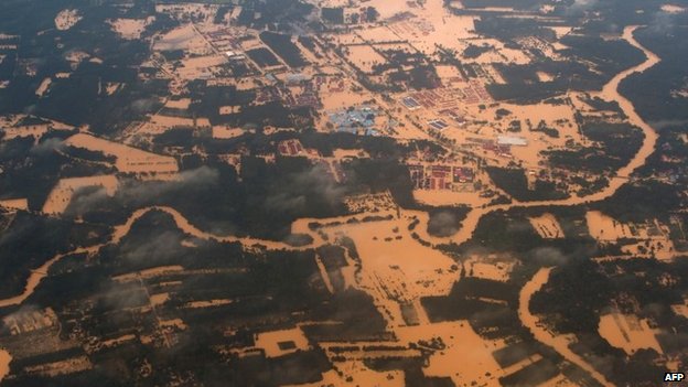 Nước lũ nhấn ch&igrave;m nhiều ng&ocirc;i l&agrave;ng khu vực bờ đ&ocirc;ng Malaysia dưới nước