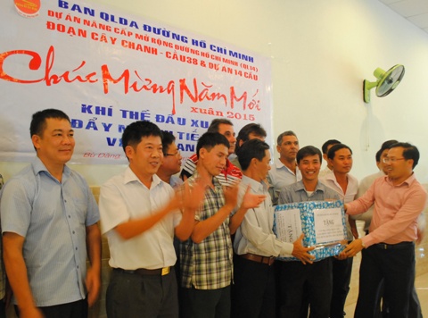 Đại diện l&atilde;nh đạo Ban QLDA trao qu&agrave; cho c&aacute;c nh&agrave; thầu