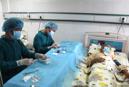 B&aacute;c sỹ tiến h&agrave;nh truyền gh&eacute;p tế b&agrave;o gốc tạo m&aacute;u qua đường truyền tĩnh mạch trung t&acirc;m