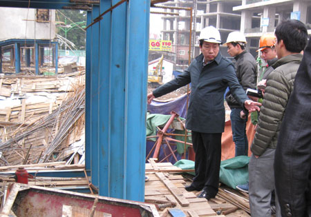 Tại hiện trường, Thứ trưởng Nguyễn Hồng Trường đ&atilde; trực tiếp chỉ đạo c&ocirc;ng t&aacute;c khắc phục sự cố, t&igrave;m nguy&ecirc;n nh&acirc;n