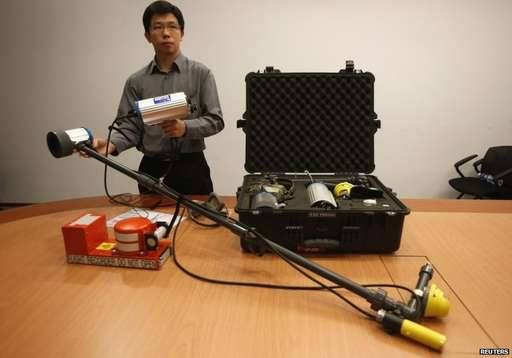 Một chuy&ecirc;n gia từ cơ quan điều tra tai nạn h&agrave;ng kh&ocirc;ng Singpore cho biết, c&oacute; thể sử dụng một ngọn hải đăng soi dưới nước để hỗ trợ việc t&igrave;m kiếm