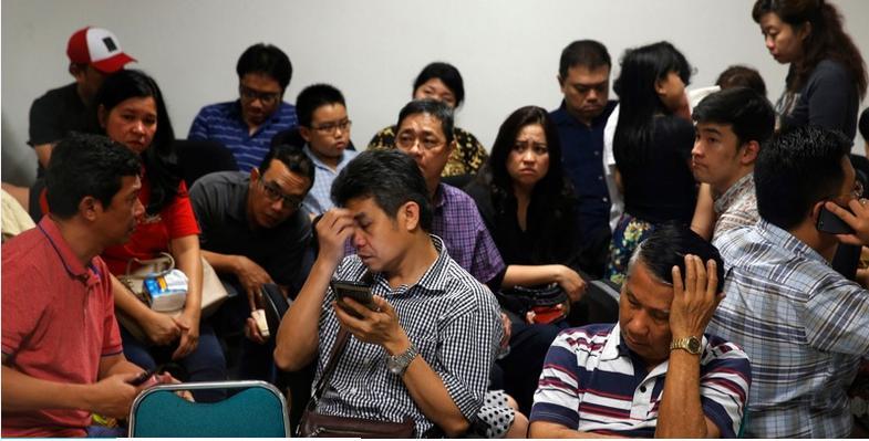 Người th&acirc;n của c&aacute;c nạn nh&acirc;n ng&oacute;ng đợi th&ocirc;ng tin