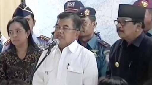 Ph&oacute; Tổng thống Indonesia gặp th&acirc;n nh&acirc;n c&aacute;c h&agrave;nh kh&aacute;ch tr&ecirc;n chuyến bay mất t&iacute;ch tại S&acirc;n bay Juanda ở Surabaya