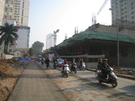 Trong đ&ecirc;m qua, tr&ecirc;n chiều đường Nguyễn Tr&atilde;i - H&agrave; Đ&ocirc;ng đ&atilde; được mở rộng th&ecirc;m, n&ecirc;n giao th&ocirc;ng kh&aacute; thuận lợi