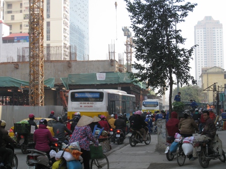 Chiều H&agrave; Đ&ocirc;ng - Nguyễn Tr&atilde;i do l&agrave;n đường hẹp hơn n&ecirc;n hay bị &ugrave;n ứ 